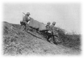 Transport eines Schwerverwundeten auf Zeltbahn-Behelfstrage