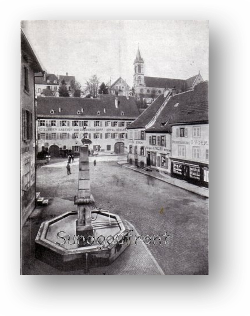 Versammlungsplatz mit Hotel Geber