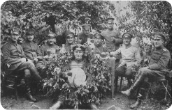 Stabsoffiziere beim Neuen Wein 1918