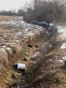 Graben am Wegrand bei N47 37.956 E7 14.273