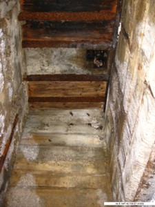 3: im hinteren Bereich, unter dem Aufbau, Blick nach oben